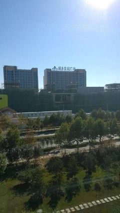 現(xiàn)征集購物中心八字標(biāo)語&hellip; 北京城鄉(xiāng)世紀(jì)廣場(chǎng),北京城鄉(xiāng)貿(mào)易中心股份子公司.